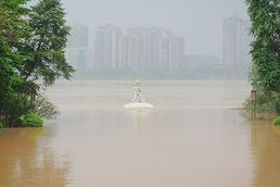 [사진] 폭우 쏟아져 물바다로 변한 중국 광둥성의 공원
