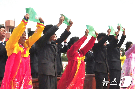 살림집 이용허가증 받고 기뻐하는 북한 신생농장 농장원들