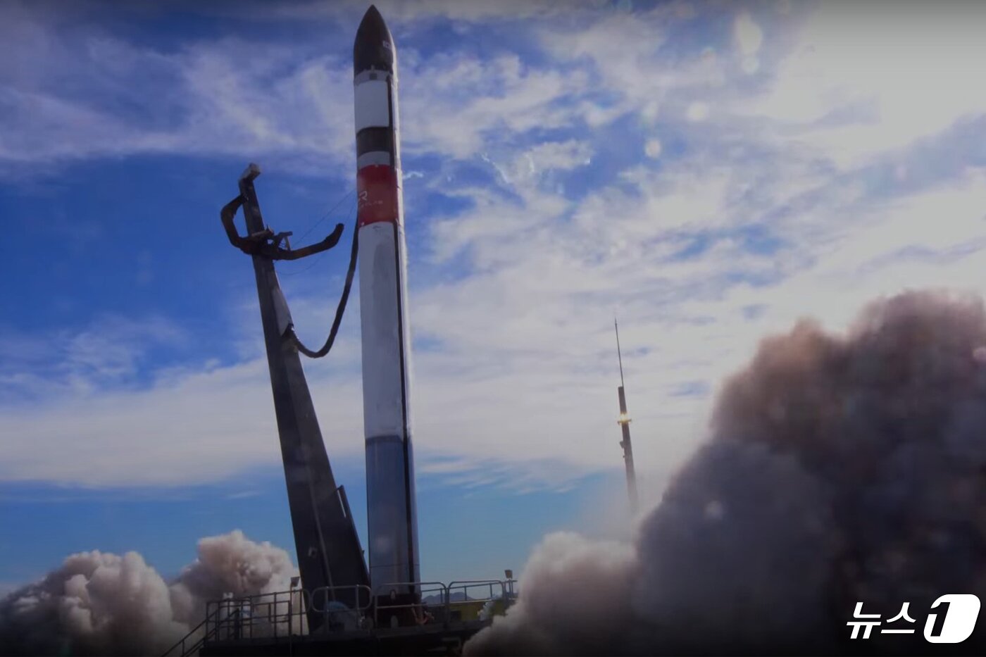 본문 이미지 - 국내 최초로 양산형으로 개발된 &#39;초소형 군집위성&#39; 1호를 실은 우주발사체가 24일 오전 7시 32분&#40;현지시간 오전 10시 32분&#41;에 뉴질랜드 마히아 발사장에서 발사되고 있다. 초소형군집위성은 한반도와 주변 해역을 정밀 감시하고 국가안보 및 재난·재해에 신속히 대응하기 위해 2020년부터 한국과학기술원&#40;KAIST&#41;에서 개발됐다.&#40;로켓랩 유튜브 캡처&#41; 2024.4.24/뉴스1