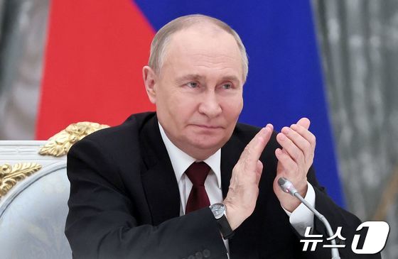 [사진] 철도 산업 근로자들과 모임서 박수 치는 푸틴 대통령