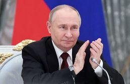 [사진] 철도 산업 근로자들과 모임서 박수 치는 푸틴 대통령