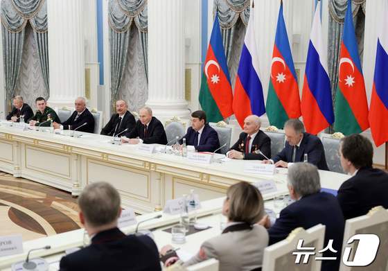 [사진] 아제르 대통령과 철도 산업 근로자 모임 참석한 푸틴