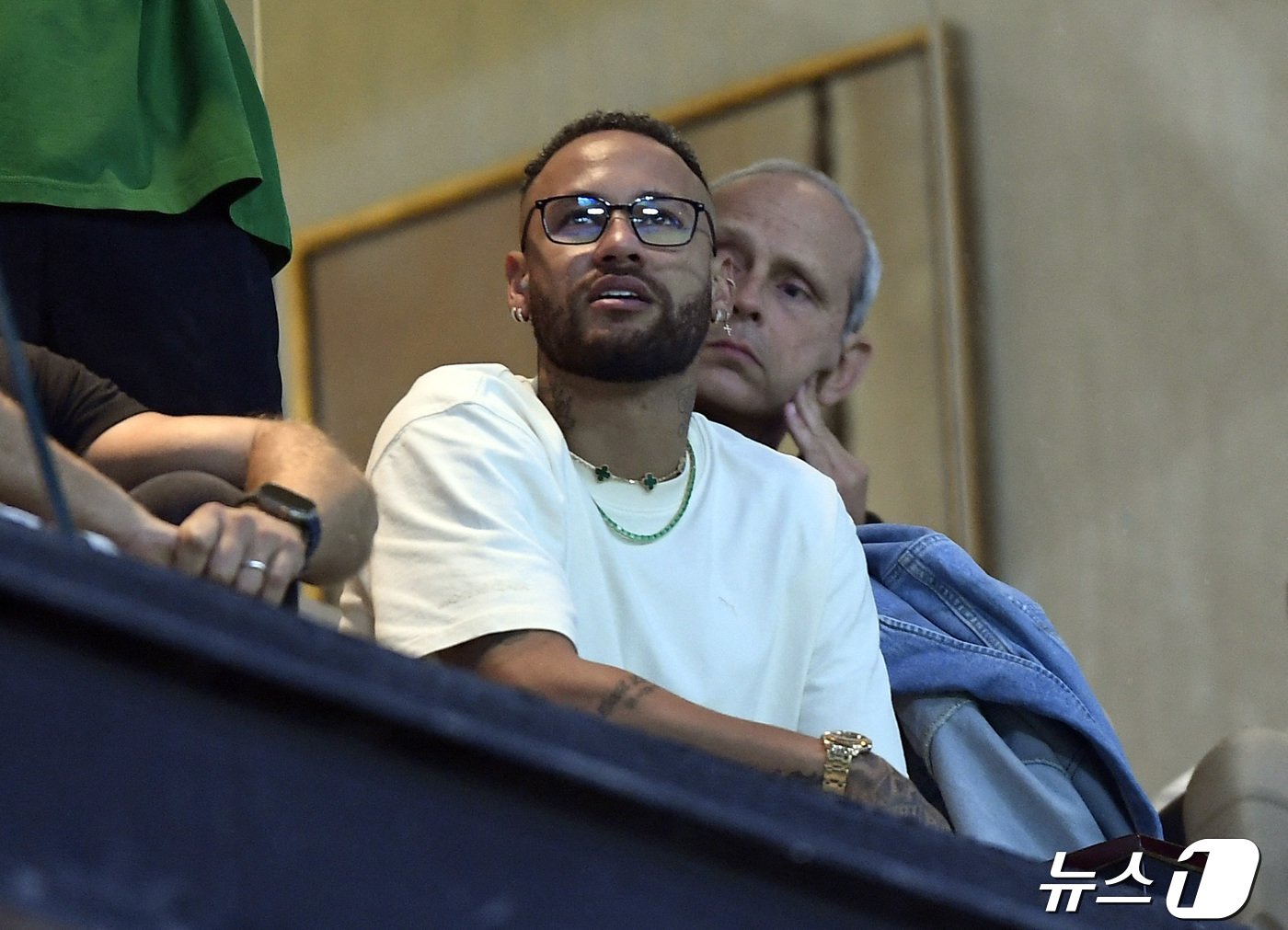 본문 이미지 - 부상으로 관중석에서 경기를 지켜본 알힐랄 네이마르. ⓒ 로이터=뉴스1