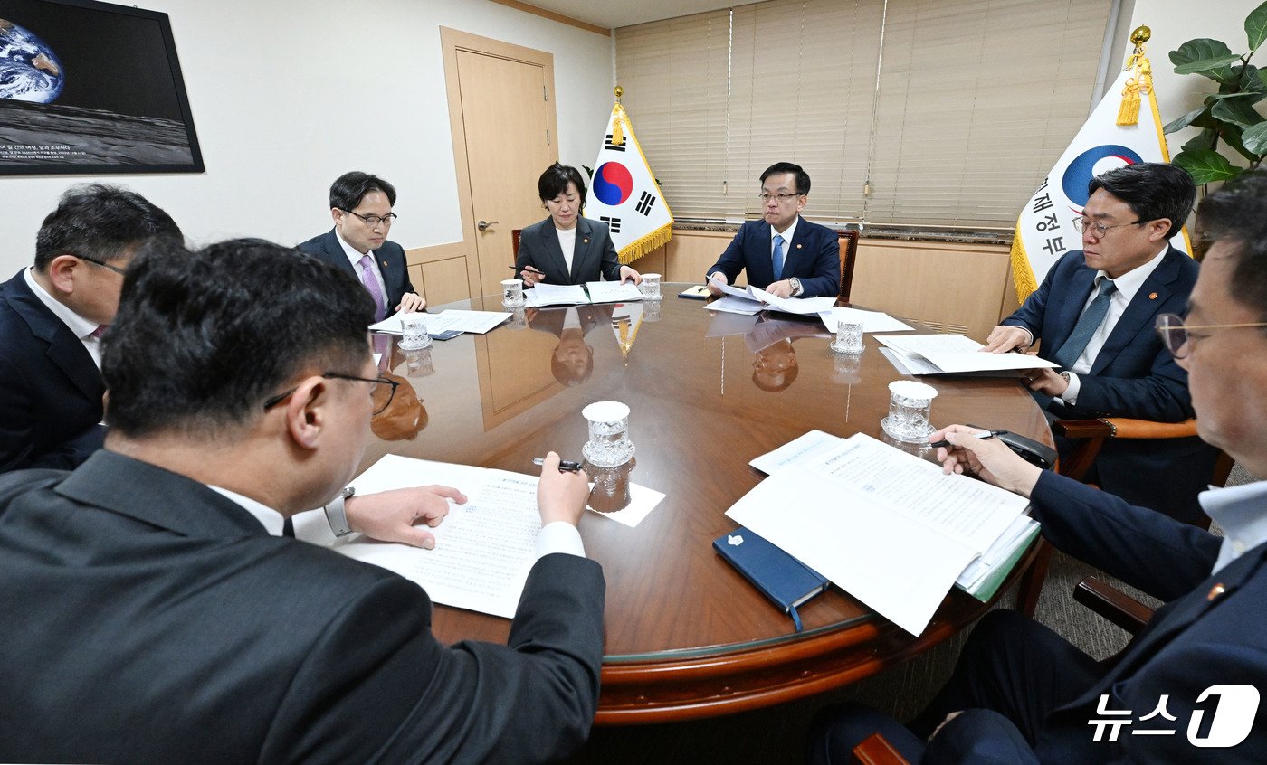 본문 이미지 - 최상목 경제부총리 겸 기획재정부 장관이 24일 서울 종로구 정부서울청사에서 열린 &#39;물가안정 관련 현안간담회&#39;에서 농축수산물, 석유류, 가공식품, 공산품, 택배.항공요금 가격 동향 및 대응방안과 주요 부문 시장감시 강화방안 등을 논의하고 있다. &#40;기획재정부 제공&#41; 2024.4.24/뉴스1