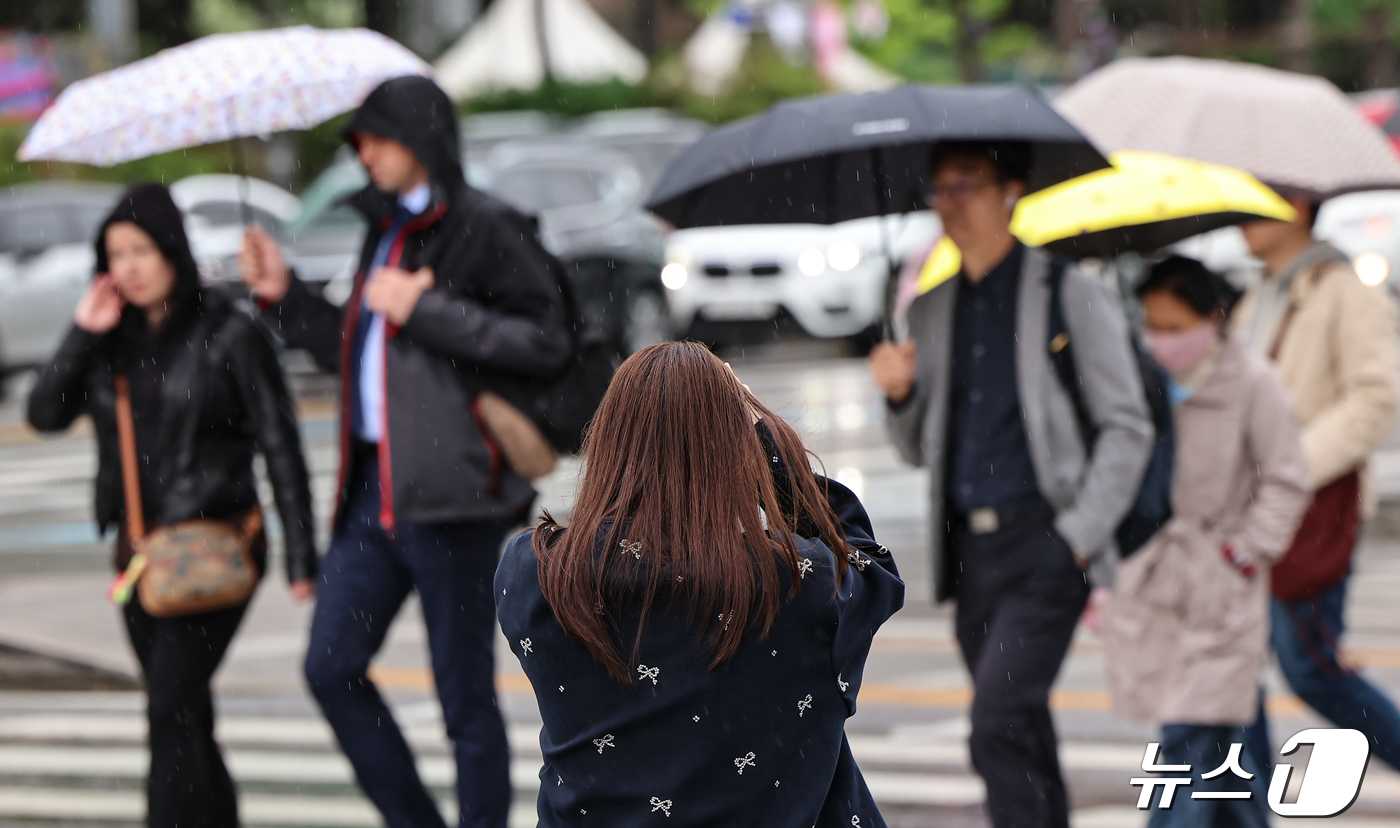 (서울=뉴스1) 김도우 기자 = 전국 대부분 지역에 비가 예보된 24일 오전 서울 종로구 세종대로사거리에서 한 시민이 손으로 머리를 가리며 발걸음을 옮기고 있다. 2024.4.24 …