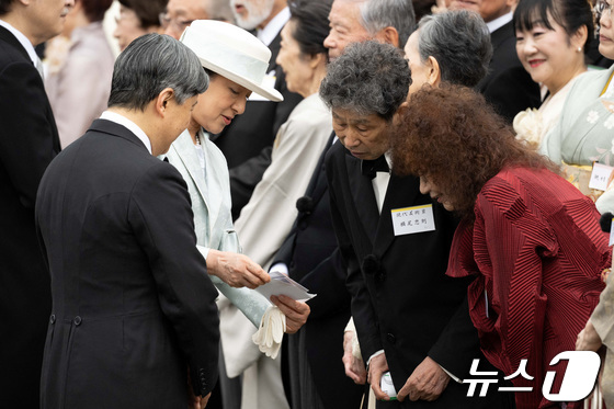 [사진]  ‘봄의 원유회’ 참석자와 얘기하는 나루히토 일왕 부부