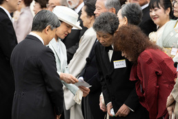 [사진]  ‘봄의 원유회’ 참석자와 얘기하는 나루히토 일왕 부부