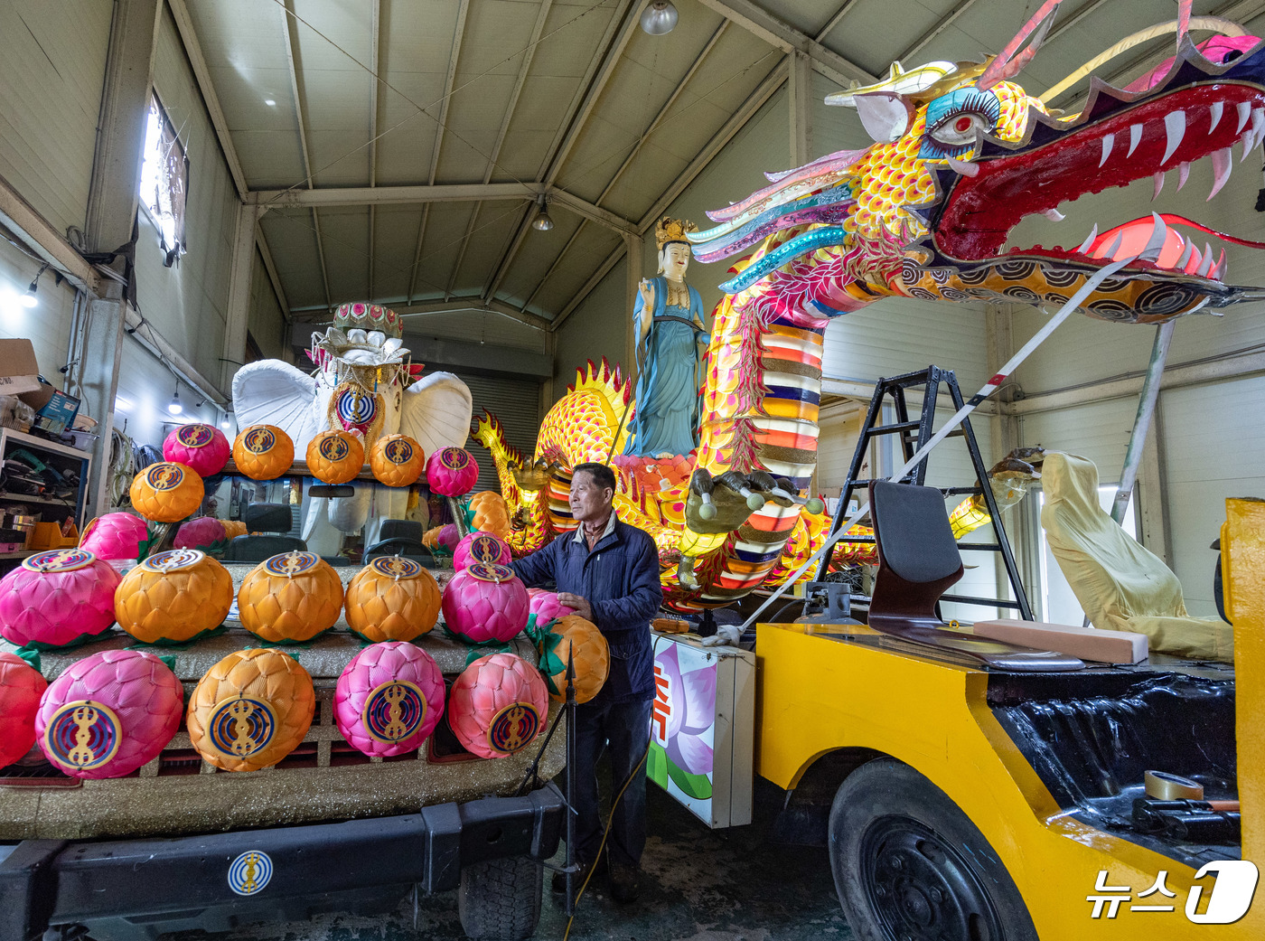(수원=뉴스1) 이재명 기자 = 2024 수원 연등회를 사흘 앞둔 24일 오전 경기도 수원시 장안구 용광사에서 관계자가 연등 행렬에 사용할 장엄등을 살펴보고 있다. 2024.4.2 …