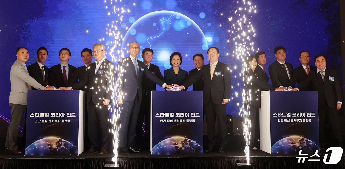 본문 이미지 - 24일 오전 서울 마포구 호텔 나루 서울 엠갤러리에서 열린 스타트업 코리아 펀드 출범식에서 오영주 중소벤처기업부 장관을 비롯한 참석자들이 펀드 출범식 세리머니를 하고 있다. 스타트업 코리아 펀드는 이날 출범식을 시작으로 오는 5월 중 출자 사업을 공고해 올해 하반기부터 운용사 선정 등 본격적인 펀드 조성을 진행할 예정이다. 2024.4.24/뉴스1 ⓒ News1 박지혜 기자