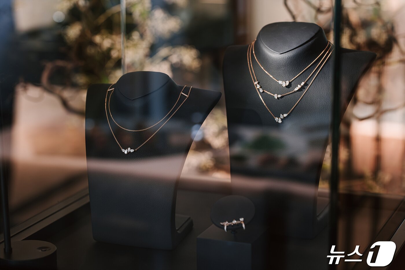 본문 이미지 - 사진은 레포시 VIP 트렁크쇼에서 선보인 SERTI SUR VIDE 컬렉션의 목걸이와 이어커프 제품. (SE 인터내셔널 제공)