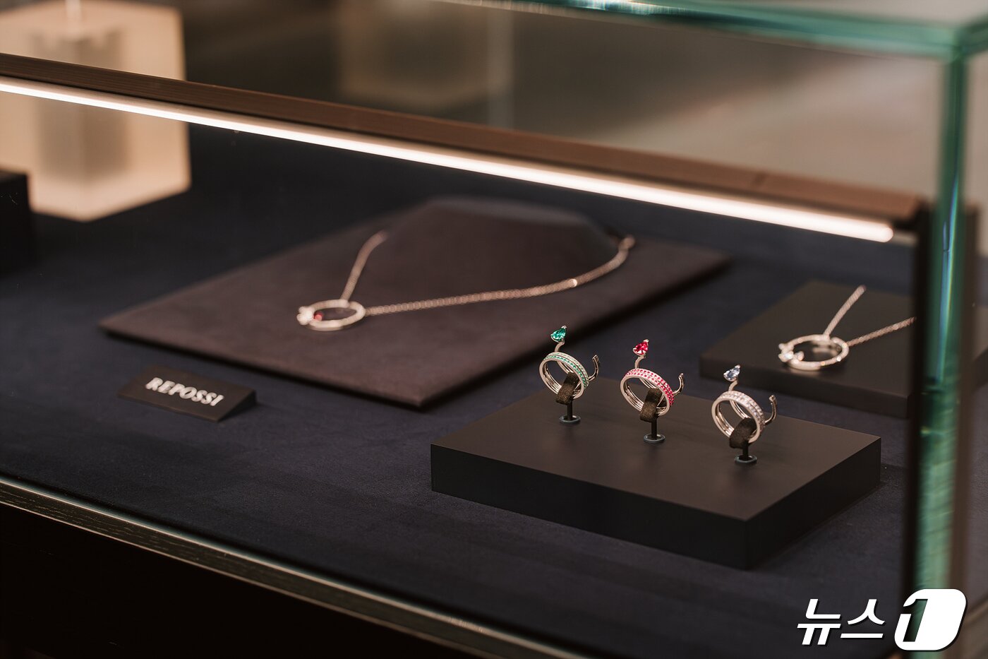 본문 이미지 - 사진은 레포시 VIP 트렁크쇼에 전시된 'SERTI SUR VIDE' 컬렉션 제품 (SE 인터내셔널 제공)