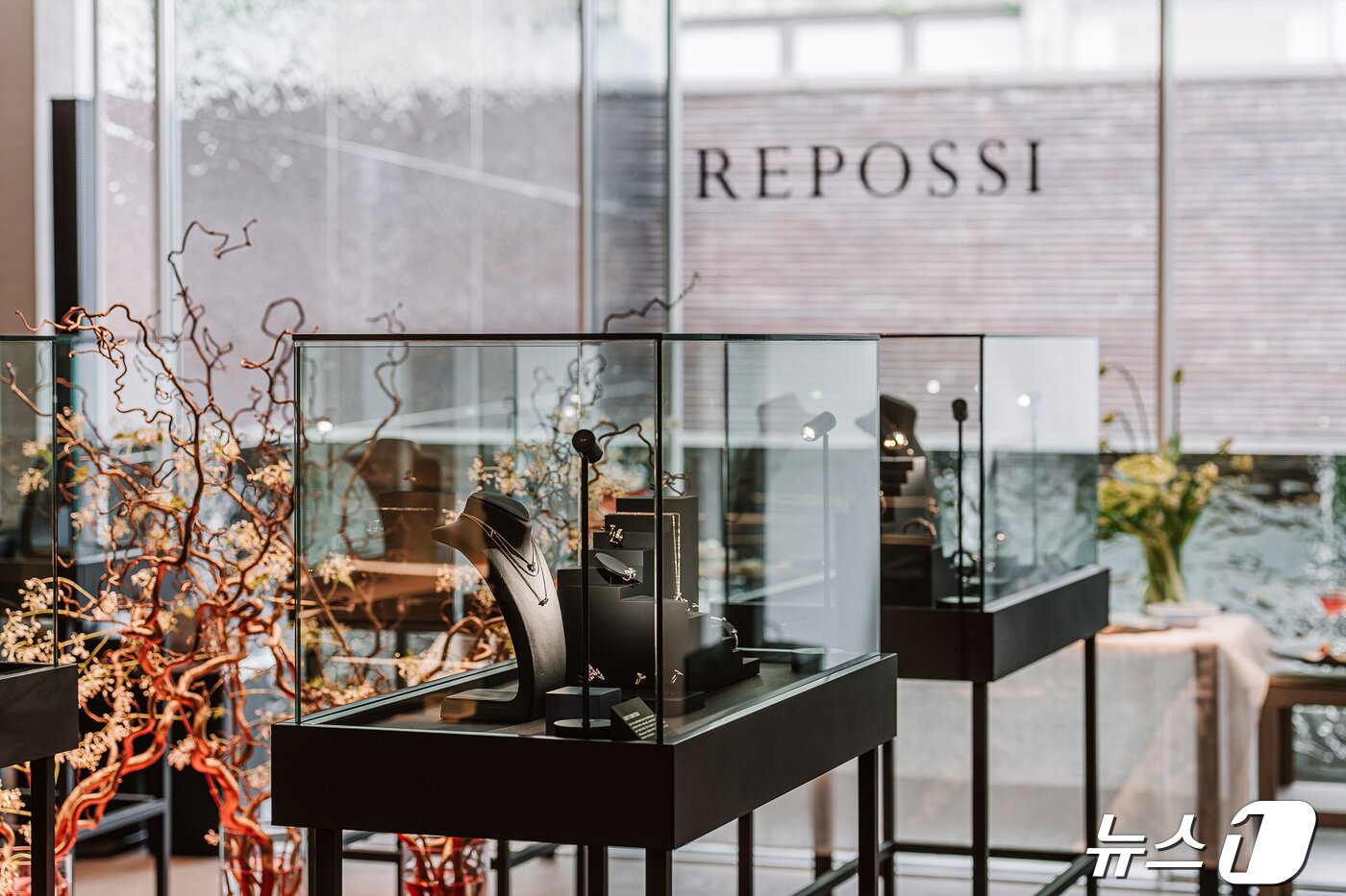 본문 이미지 - 레포시는 이달 23일부터 26일까지 서울 분더샵 청담에서 'VIP 트렁크쇼'를 개최하고 있다. (SE 인터내셔널 제공)