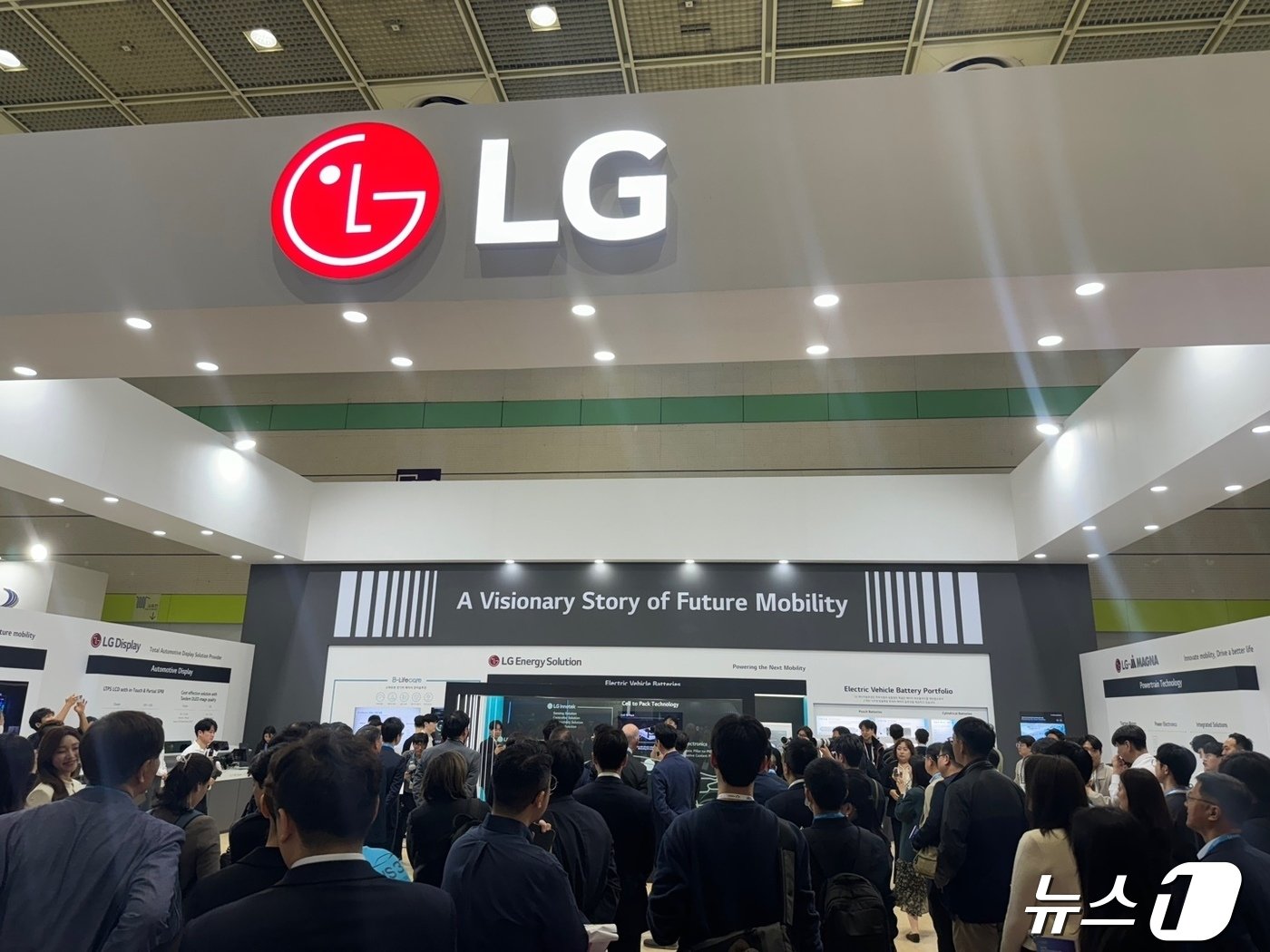 본문 이미지 - 전기차 업계 관계자를 비롯한 관람객들이 EVS37 LG그룹 통합 부스에서 관람하고 있다. 2024.04.24/뉴스1 ⓒ News1 강태우 기자