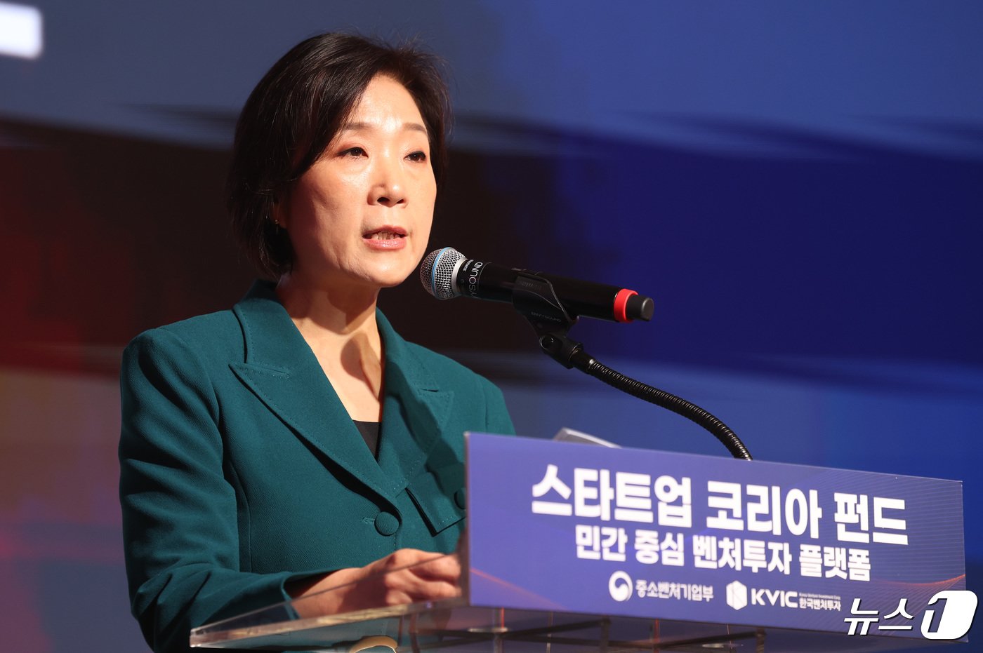 본문 이미지 - 오영주 종소벤처기업부 장관이 24일 오전 서울 마포구 호텔 나루 서울 엠갤러리에서 열린 스타트업 코리아 펀드 출범식에서 인사말을 하고 있다. 스타트업 코리아 펀드는 이날 출범식을 시작으로 오는 5월 중 출자 사업을 공고해 올해 하반기부터 운용사 선정 등 본격적인 펀드 조성을 진행할 예정이다. 2024.4.24/뉴스1 ⓒ News1 박지혜 기자