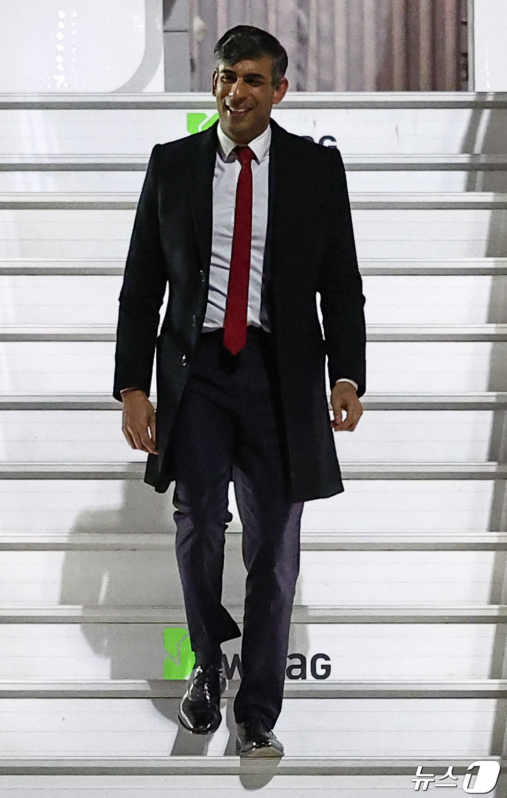 (쇠네펠트 AFP=뉴스1) 우동명 기자 = 리시 수낵 영국 총리가 23일(현지시간) 독일 베를린 인근의 쇠네펠트에 있는 베를린-브란덴부르크 국제공항에 도착해 전용기를 내리고 있다. …