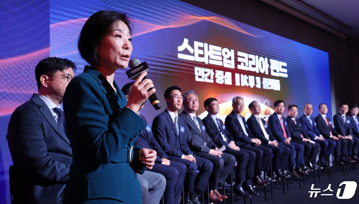 본문 이미지 - 오영주 종소벤처기업부 장관이 24일 오전 서울 마포구 호텔 나루 서울 엠갤러리에서 열린 스타트업 코리아 펀드 출범식에서 인사말을 하고 있다. 스타트업 코리아 펀드는 이날 출범식을 시작으로 오는 5월 중 출자 사업을 공고해 올해 하반기부터 운용사 선정 등 본격적인 펀드 조성을 진행할 예정이다. 2024.4.24/뉴스1 ⓒ News1 박지혜 기자