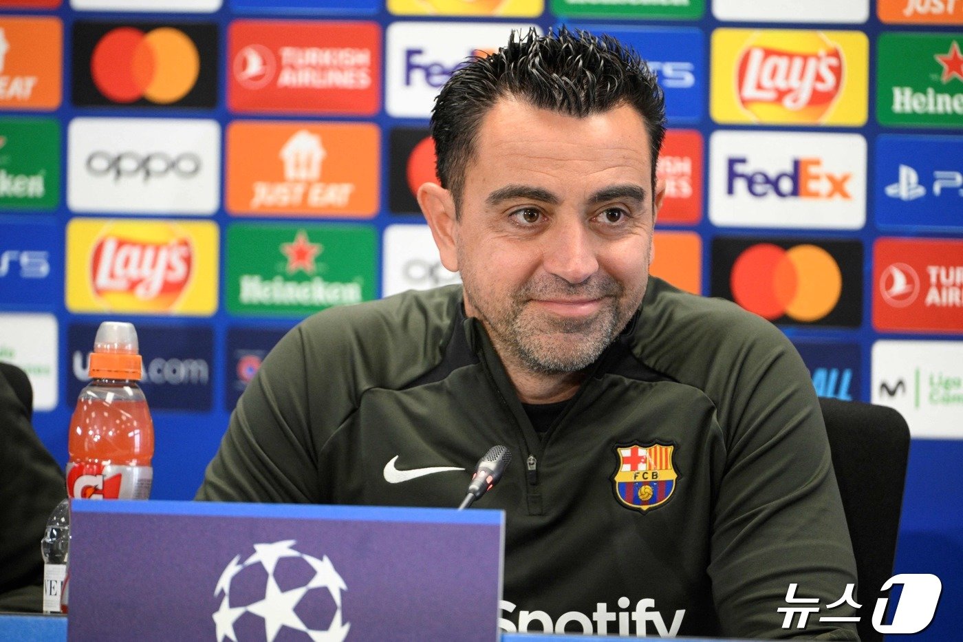 본문 이미지 - 한국 축구대표팀 후보로 꼽히는 사비 에르난데스 바르셀로나 감독. ⓒ AFP=뉴스1