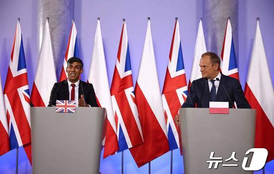 [사진] 기자회견하는 수낵 英 총리와 투스크 폴란드 총리