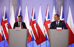 [사진] 기자회견하는 수낵 英 총리와 투스크 폴란드 총리