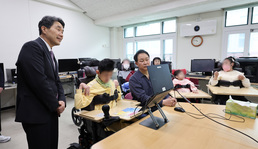 한국우진학교 교육활동 참관하는 이주호 부총리