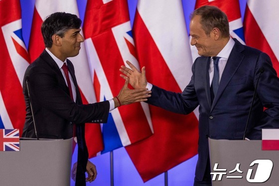 [사진] 기자회견 마치고 악수하는 영국 총리와 폴란드 총리
