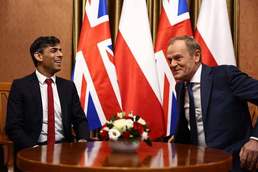 [사진] 회담하는 수낵 영국 총리와 투스크 폴란드 총리