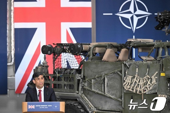 [사진] 폴란드 기갑부대서 기자회견하는 리시 수낵 英 총리