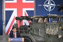 [사진] 폴란드 기갑부대서 기자회견하는 리시 수낵 英 총리