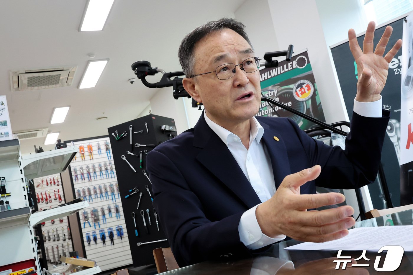 본문 이미지 - 송치영 한국산업용재협회 회장이 24일 서울 금천구 프로툴 사옥에서 뉴스1과 인터뷰를 하고 있다. 2024.4.24/뉴스1 ⓒ News1 김성진 기자