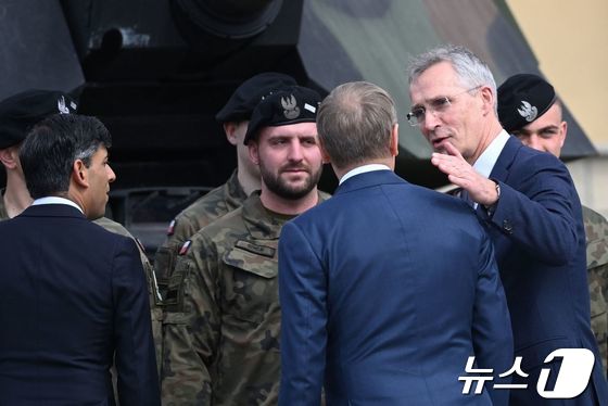 [사진] 폴란드 군 만나는 英-폴란드 총리와 나토 사무총장