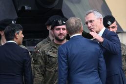 [사진] 폴란드 군 만나는 英-폴란드 총리와 나토 사무총장