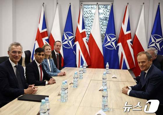 [사진] 회담하는 英 총리와 폴란드 총리, 나토 사무총장