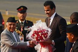 [사진] 네팔 대통령의 환영 꽃다발 받는 카타르 국왕