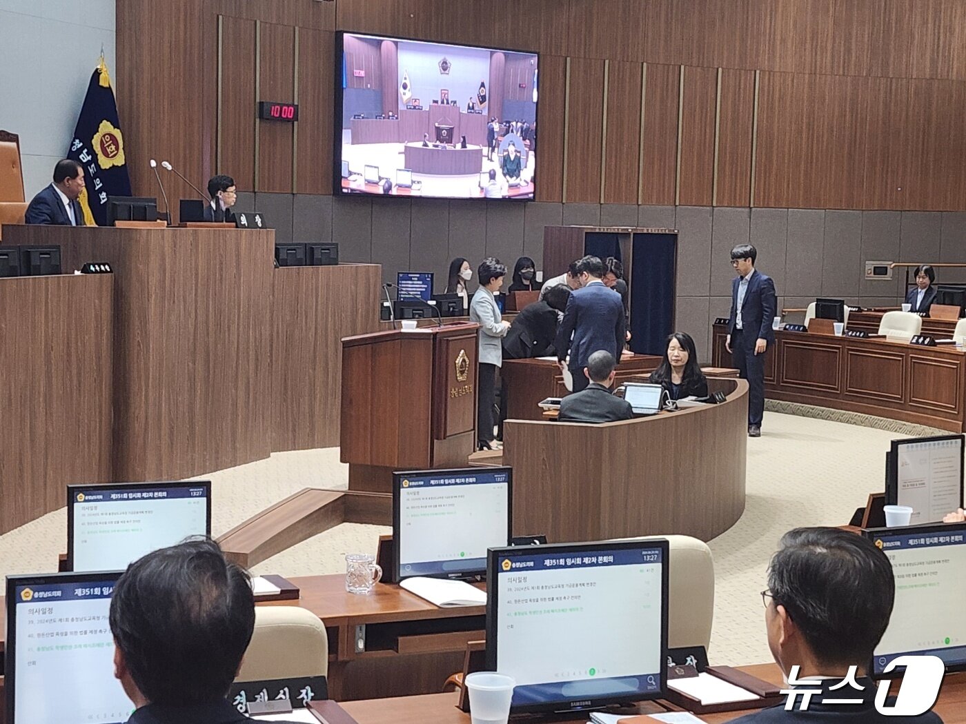 본문 이미지 - 24일 충남도의회 본회의에서 의원들이 투표를 마친 뒤 검표를 하고 있다. 2024.04.24 /뉴스1ⓒNews1 이찬선 기자