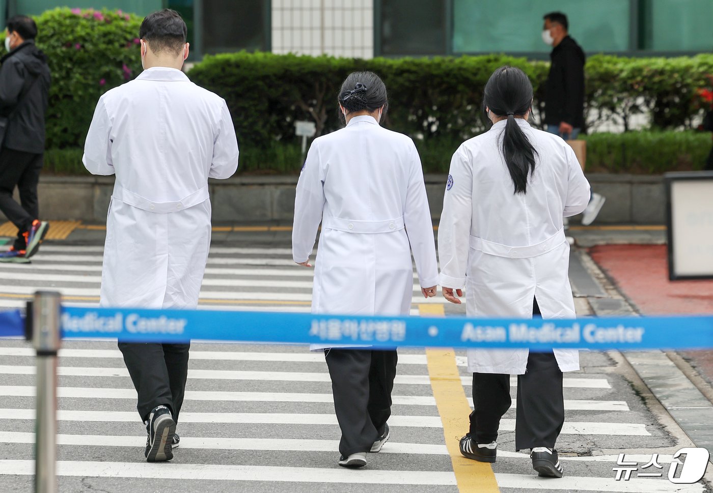 본문 이미지 - 정부의 의대 정원 확대에 반발하는 전공의를 비롯한 의료계의 집단행동이 장기화 되고 있는 24일 서울의 한 대학병원에서 의료진이 오가고 있다. 2024.4.24/뉴스1 ⓒ News1 민경석 기자