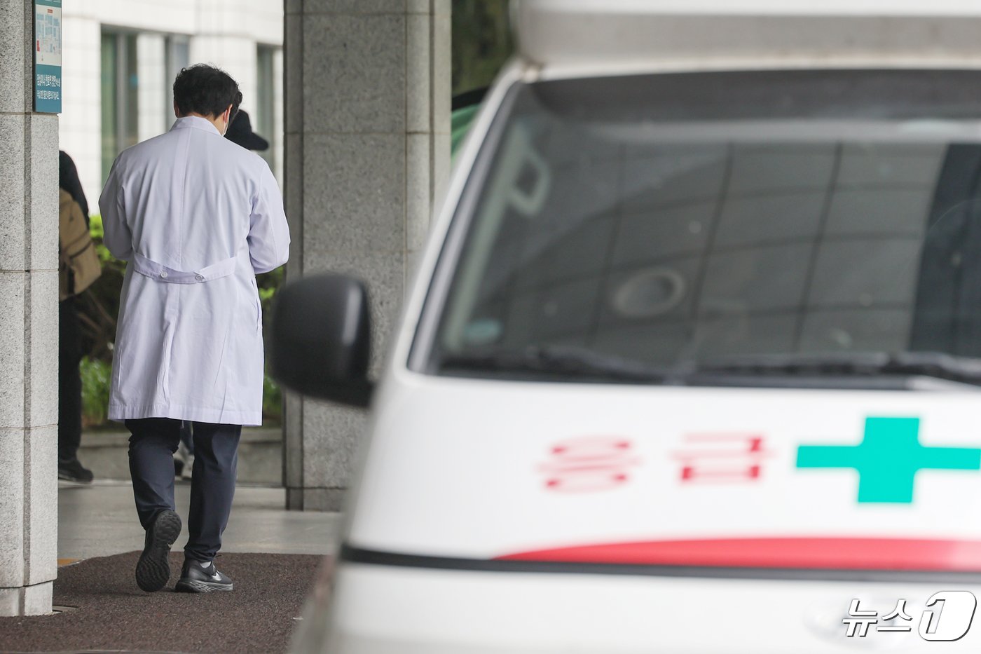 본문 이미지 - 정부의 의대 정원 확대에 반발하는 전공의를 비롯한 의료계의 집단행동이 장기화 되고 있는 24일 서울의 한 대학병원에서 의료진이 오가고 있다. 2024.4.24/뉴스1 ⓒ News1 민경석 기자