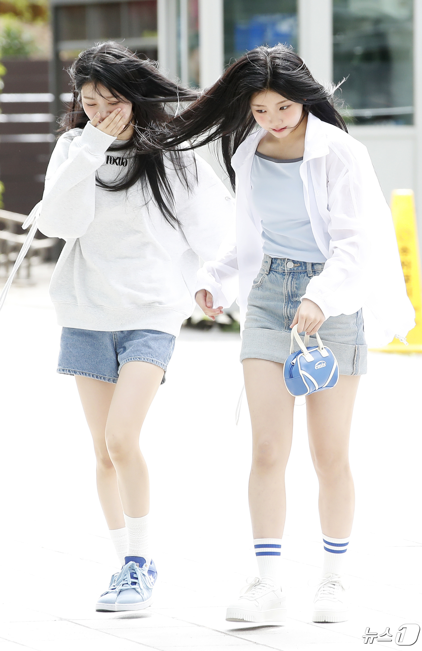 (서울=뉴스1) 권현진 기자 = 걸그룹 아일릿 모카와 원희(오른쪽)가 라디오 '두시 컬투쇼'를 위해 24일 서울 양천구 목동 SBS에 도착해 이동을 하고 있다. 2024.4.24/ …