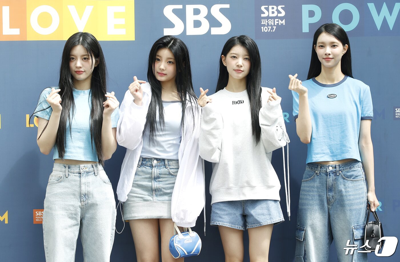 본문 이미지 - 걸그룹 아일릿 민주(왼쪽부터)와 모카, 원희, 윤아 ⓒ News1