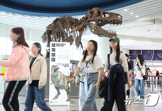\'8.8톤\' 세계 최대 티라노사우루스 화석, 8월까지 특별전