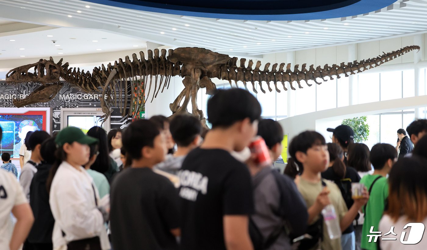 24일 오후 경기도 과천 국립과천과학관 중앙홀에 세계 최대 티라노사우루스 화석 ‘스코티&#40;scotty&#41;’가 전시되어 있다. 2024.4.24/뉴스1 ⓒ News1 김진환 기자