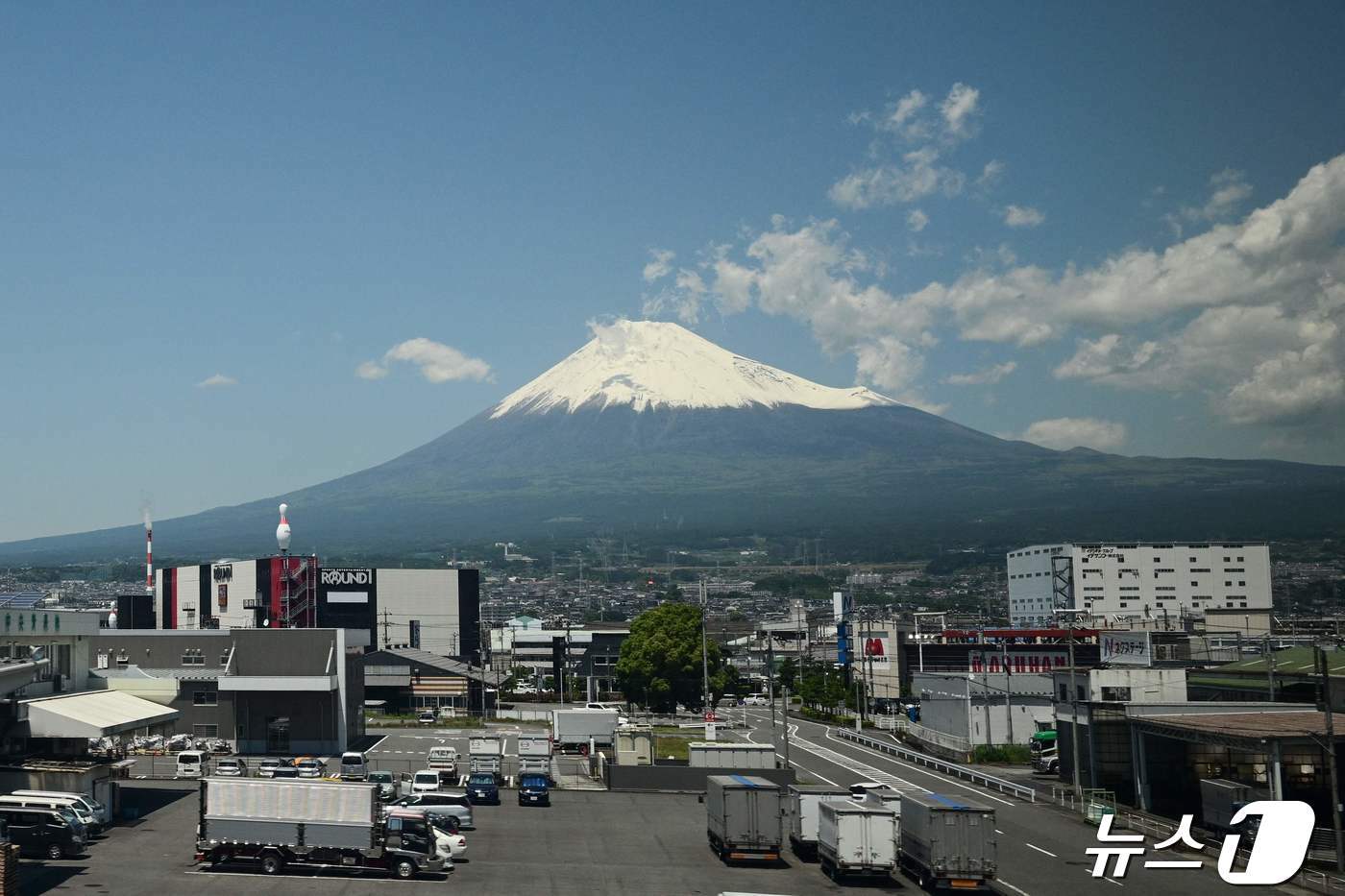 본문 이미지 - 오는 7월부터 통행료를 받는 일본 후지산 ⓒ AFP=뉴스1
