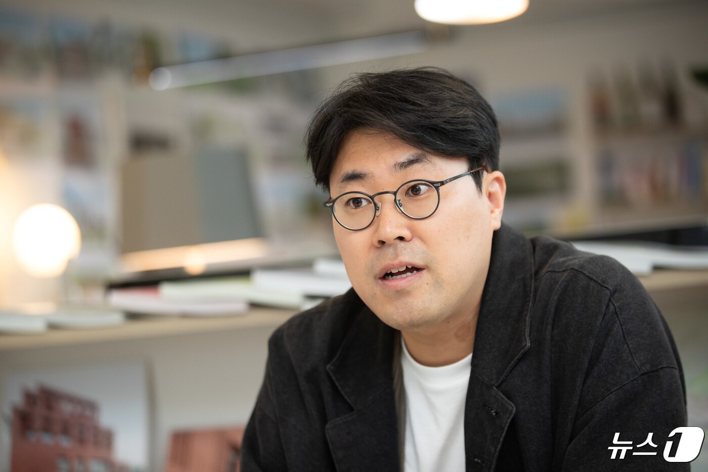 본문 이미지 - 최경철 건축가가 24일 서울 서초구 더코너즈 건축사사무실에서 뉴스1과 인터뷰하고 있다. 2024.4.24/뉴스1 ⓒ News1 유승관 기자