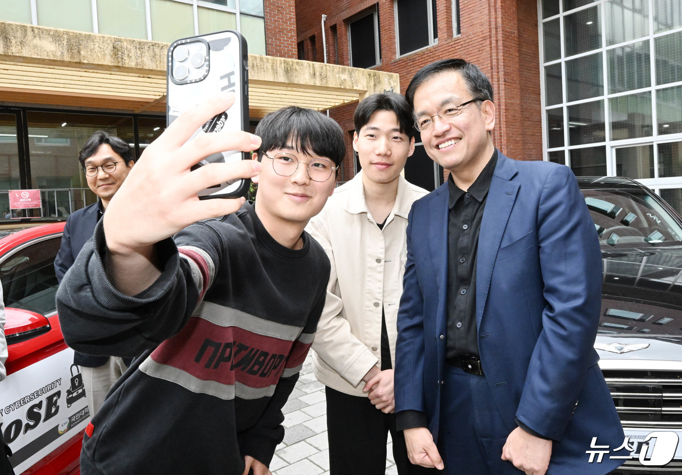 (서울=뉴스1) = 최상목 경제부총리 겸 기획재정부 장관이 24일 오후 서울 성북구 국민대학교 미래차 사업미래단을 찾아 학생들과 기념촬영을 하고 있다. (기획재정부 제공) 2024 …