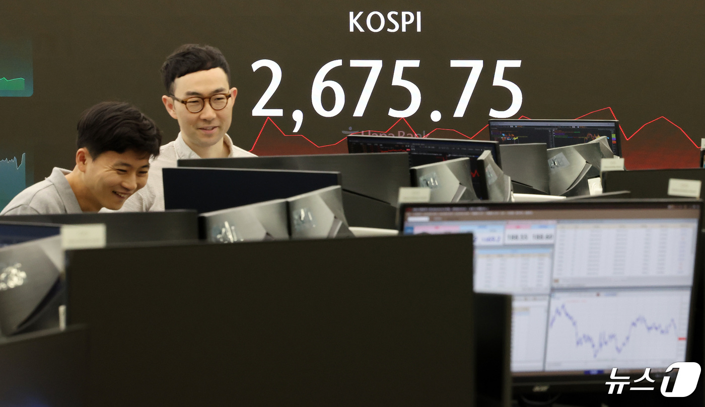 (서울=뉴스1) 이동해 기자 = 24일 오후 서울 중구 하나은행 딜링룸에서 직원이 업무를 보고 있다.이날 코스피는 전날 대비  52.73포인트(p)(2.01%) 상승한 2675.7 …