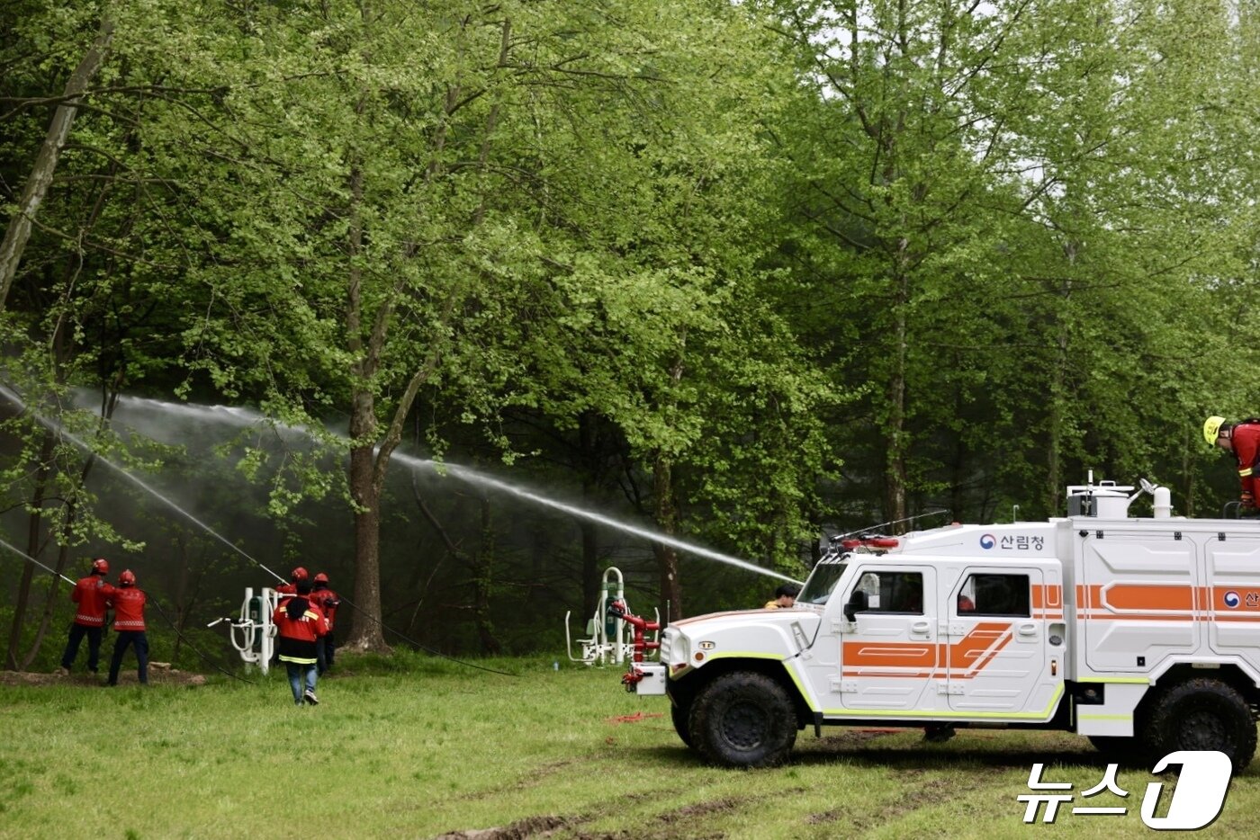 본문 이미지 -  다목적 중형 산불진화 펌뷸런스 차량(산림청 제공) / 뉴스1