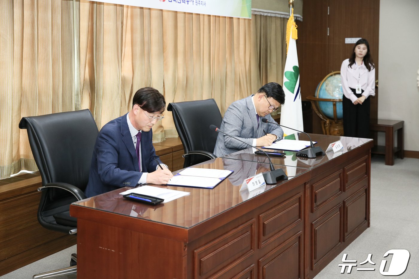 본문 이미지 - 한전 원주지사와 원주시는 24일 원주시청에서 ‘1인가구 안부살핌 서비스’ 업무 협약을 맺었다.(한국전력 강원본부 제공) 2024.4.24/뉴스1