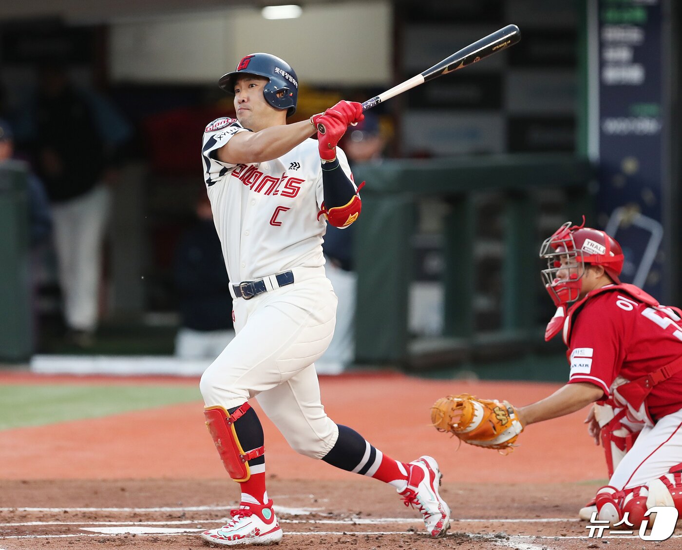 본문 이미지 - 전준우는 롯데 자이언츠 소속 선수 최다 경기 출전, 안타, 득점 기록에 도전한다. 2루타 부문은 이미 1위에 올랐다. 뉴스1 DB ⓒ News1 윤일지 기자