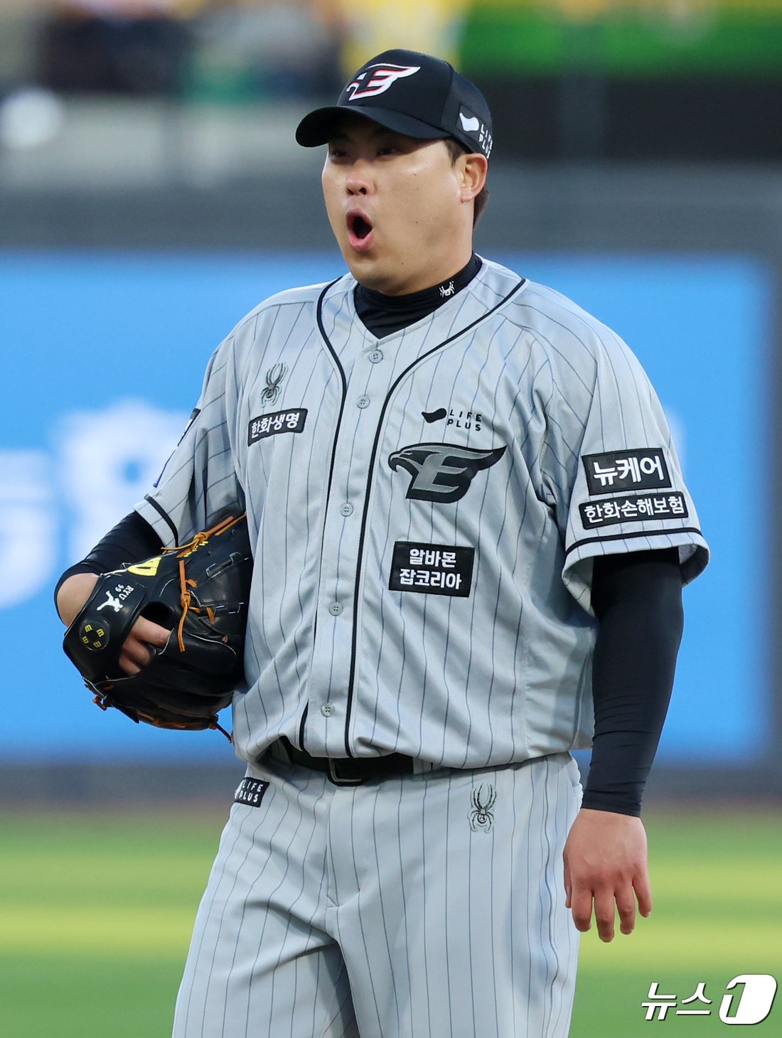 본문 이미지 - 24일 오후 경기도 수원시 장안구 수원KT위즈파크에서 열린 ‘2024 신한은행 SOL뱅크 KBO리그’ 한화 이글스와 kt 위즈의 경기, 통산 100승에 도전하는 한화 류현진이 1회말 등판해 kt 천성호를 상대로 투구 중 볼 판정이 나오자 아쉬운 미소를 짓고 있다. 2024.4.24/뉴스1 ⓒ News1 김진환 기자