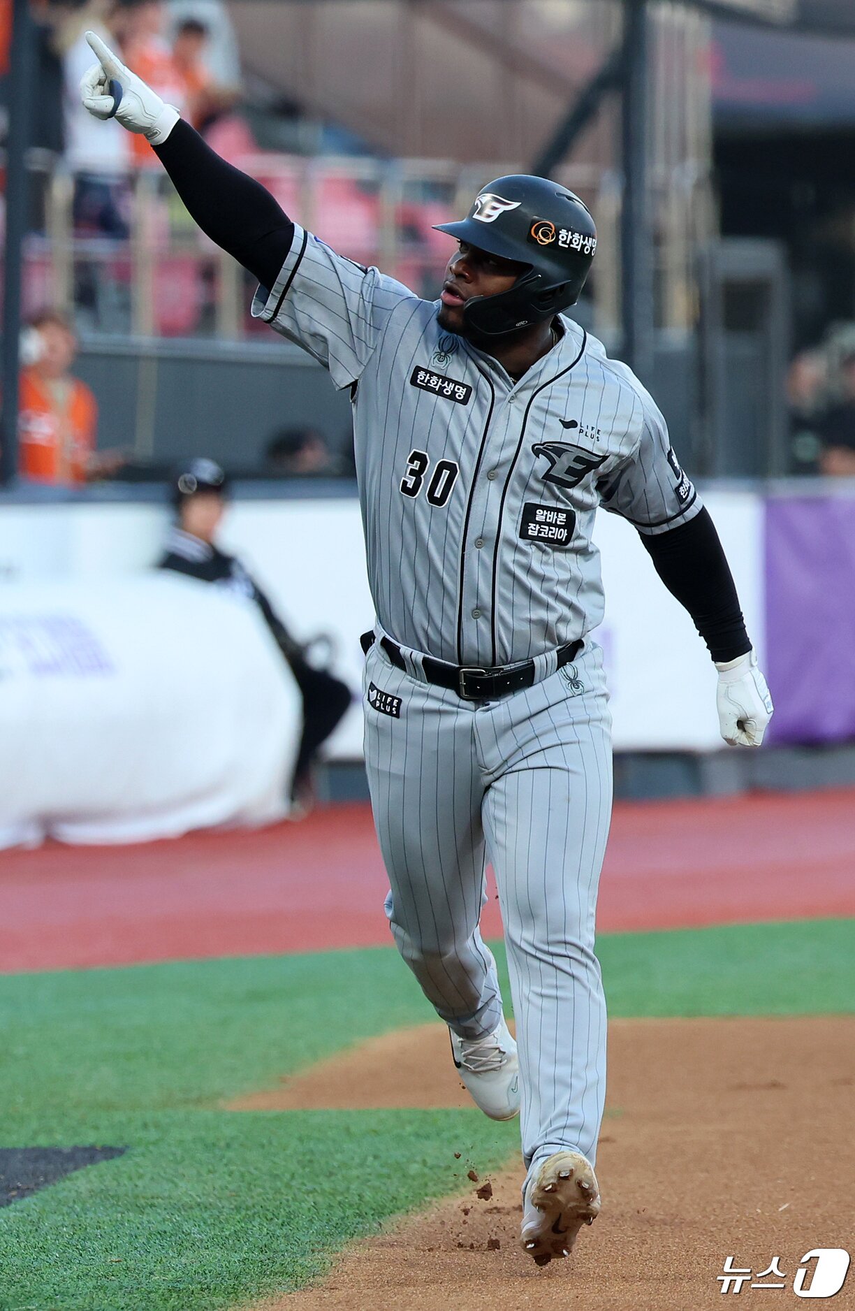 본문 이미지 - 24일 오후 경기도 수원시 장안구 수원KT위즈파크에서 열린 ‘2024 신한은행 SOL뱅크 KBO리그’ 한화 이글스와 kt 위즈의 경기, 한화 페라자가 1회초 1사 kt 선발 벤자민을 상대로 솔로홈런을 친 뒤 세리머니를 하고 있다. 2024.4.24/뉴스1 ⓒ News1 김진환 기자