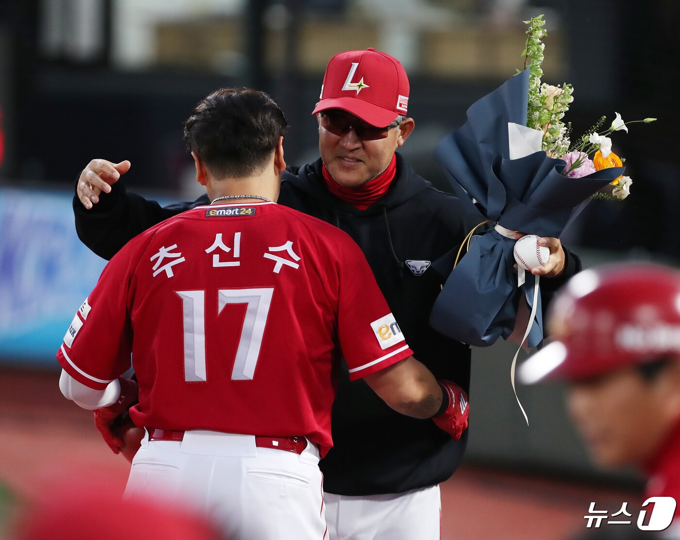 24일 오후 부산 사직야구장에서 열린 &#39;2024 신한 SOL 뱅크 KBO리그&#39; 롯데 자이언츠와 SSG 랜더스의 경기, 2회말 SSG 추신수가 한미 2000안타 기록을 달성한 후 이숭용 감독에게 꽃다발을 받고 있다. 2024.4.24/뉴스1 ⓒ News1 윤일지 기자